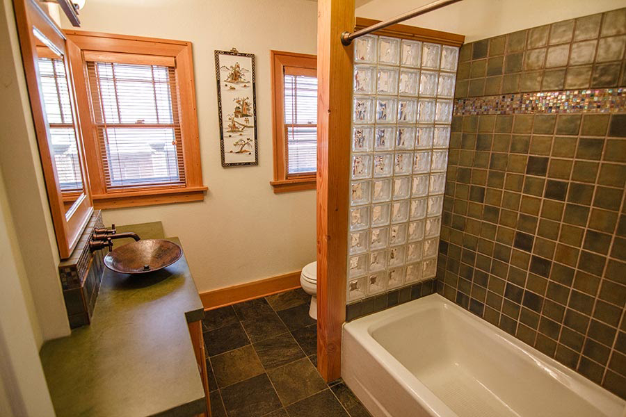 Tabor-Bath01-900x600